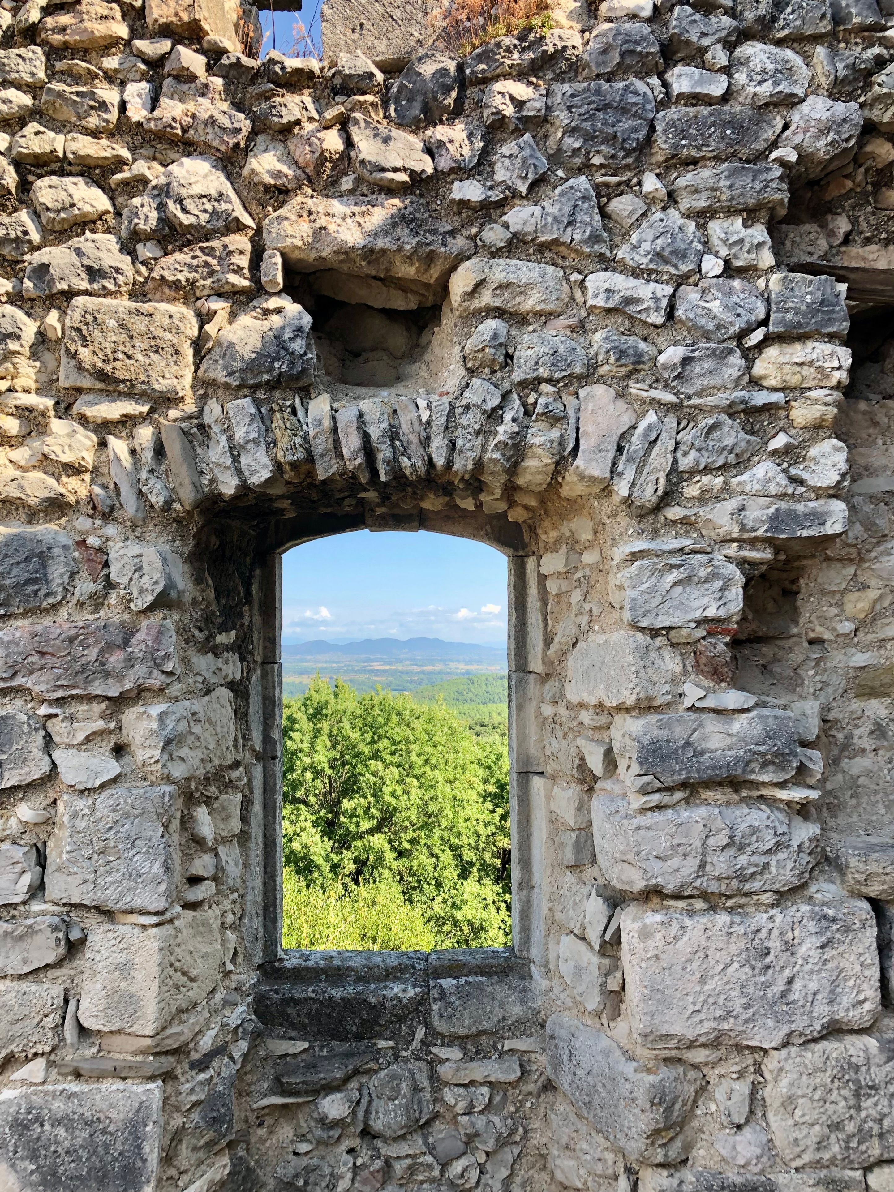 Efeu Um Ein Fenster In Einer Steinmauer  Kostenloses Stock-Foto