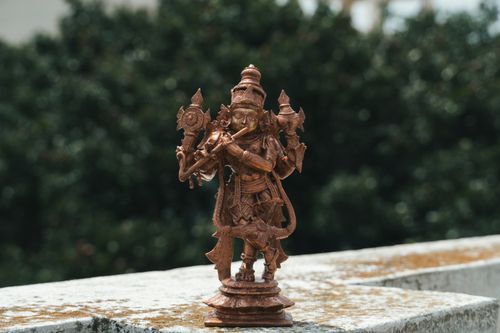 Free Detailed bronze statue of a Hindu deity depicting cultural artistry in Bengaluru, India. Stock Photo