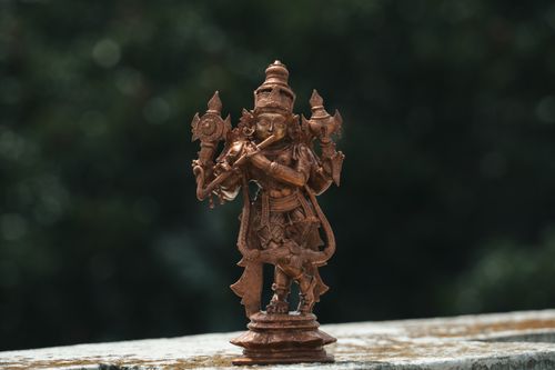Free Detailed bronze statue of a Hindu deity displaying artisan craftsmanship in Bengaluru, India. Stock Photo