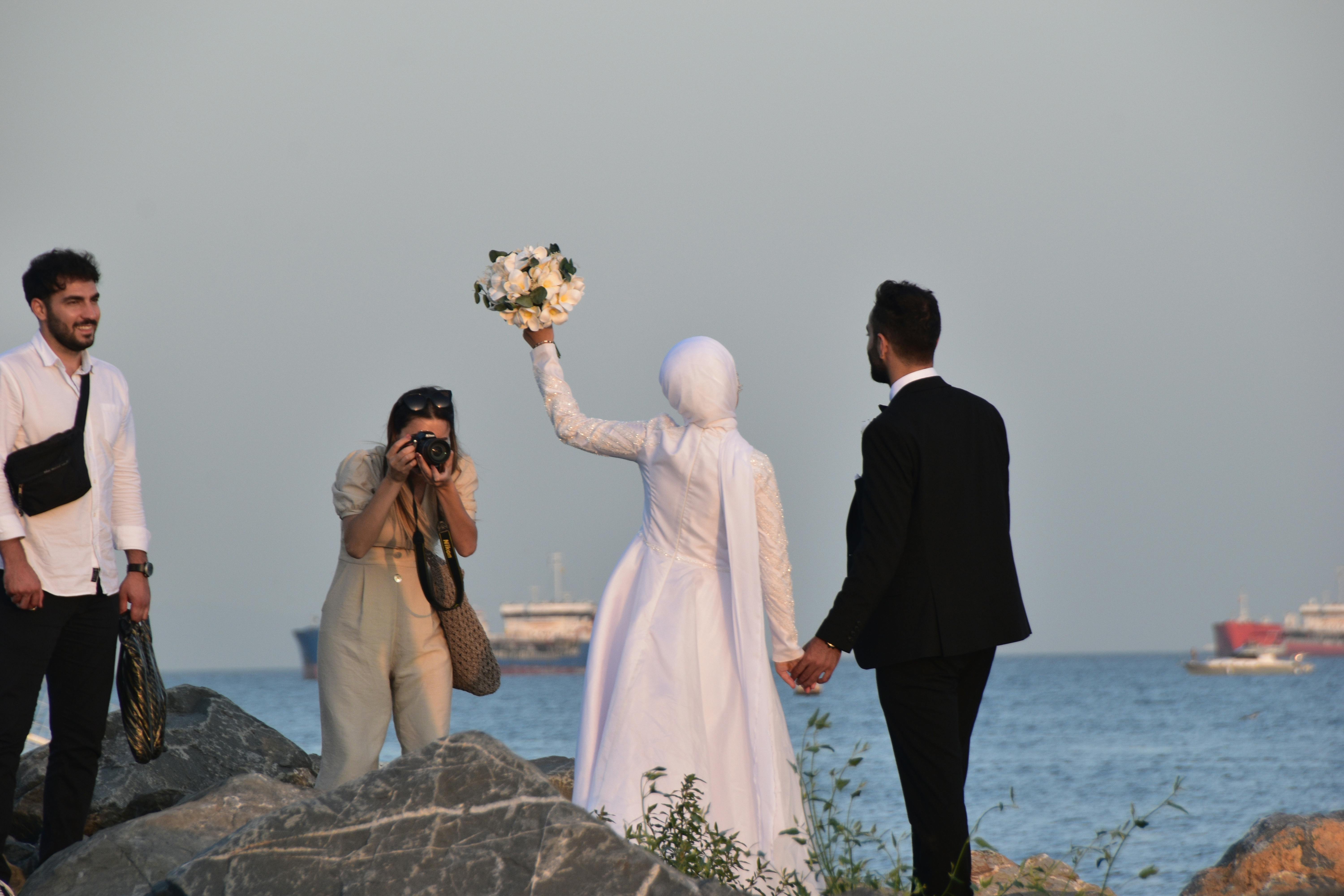 İstanbul Boğaz köprüsü önünde romantik gelin damat pozu, doğal ışıkta duygusal düğün fotoğrafı, 2026 trendi