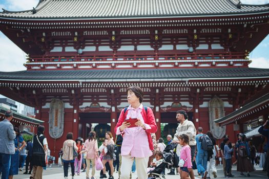 senso-ji temple woman