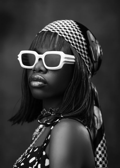 Free Chic black and white portrait of a woman with sunglasses, embodying modern fashion and style. Stock Photo