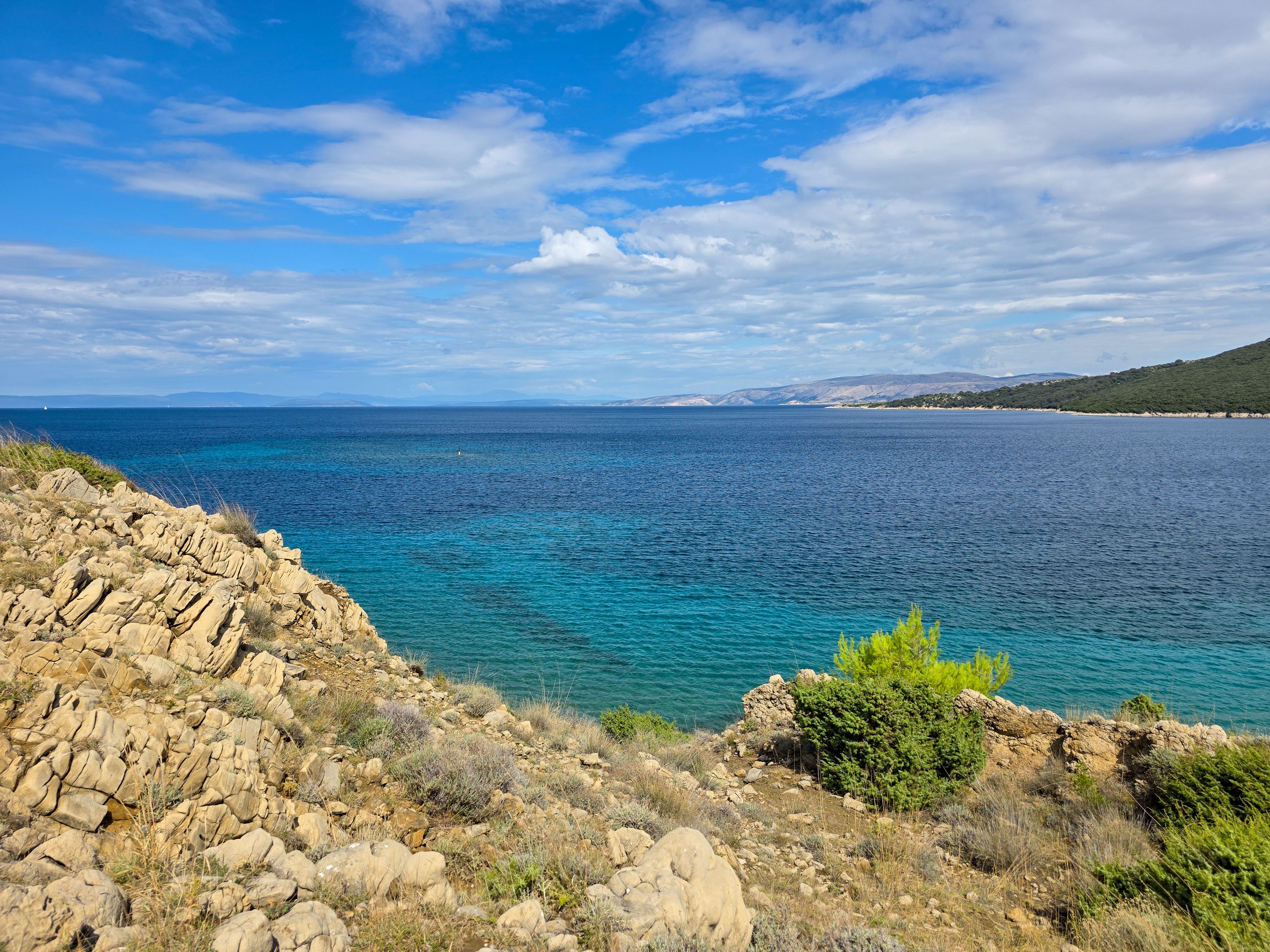 Klares türkisfarbenes Wasser einer kroatischen Inselbucht