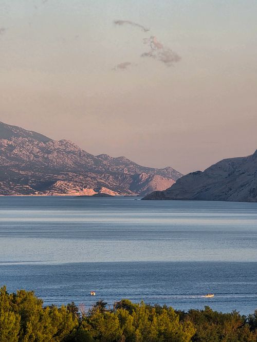Free Serene lake with mountains at sunrise; tranquil and scenic view. Stock Photo