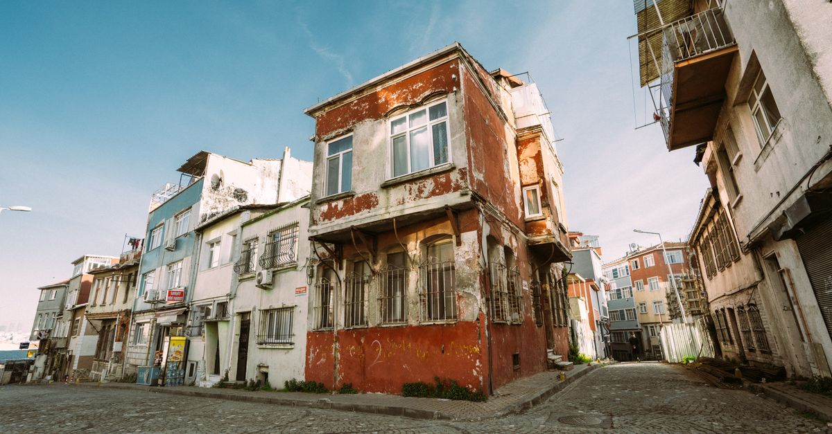 Decaying Urban Architecture in a Historic Neighborhood · Free Stock Photo