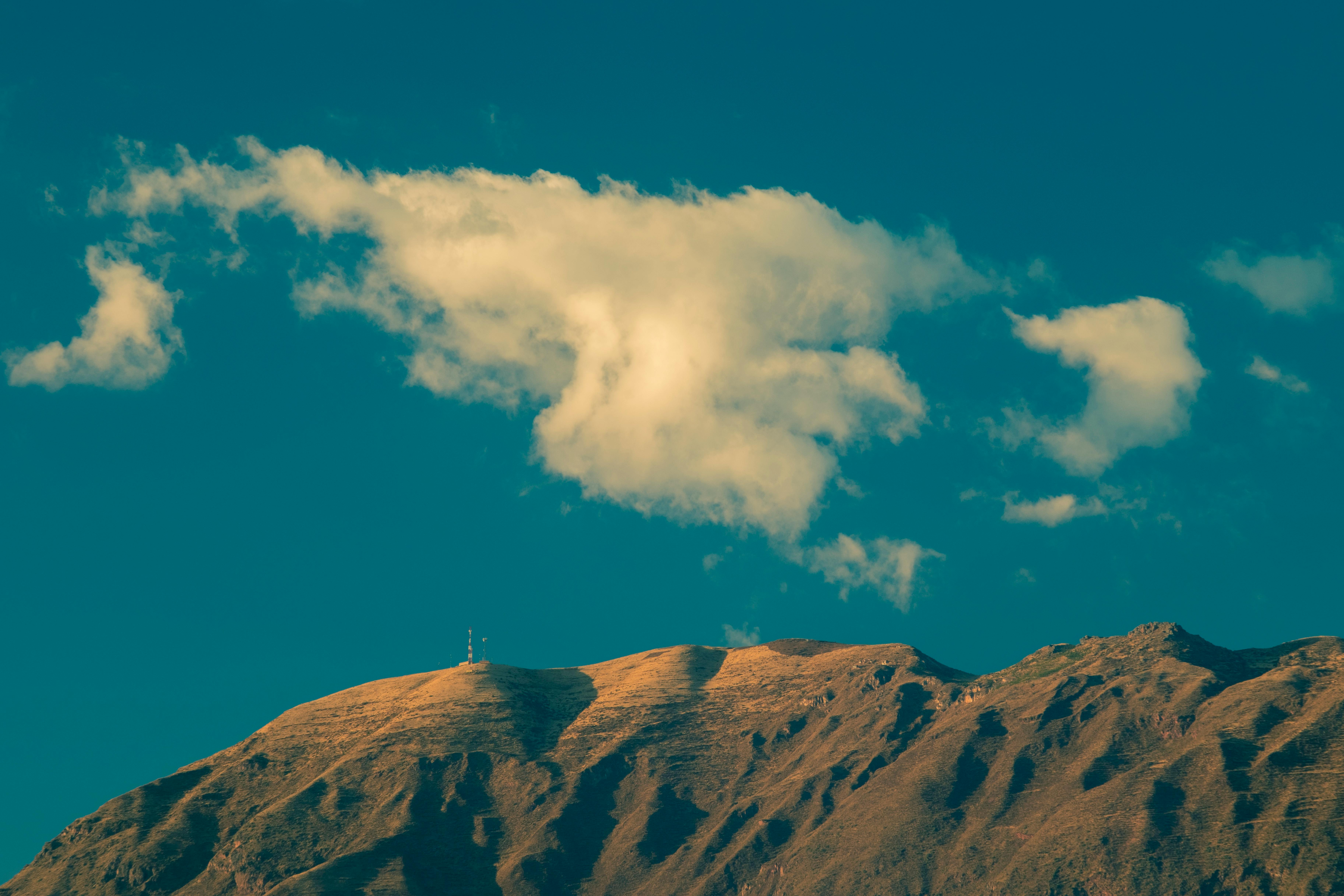 Kostnadsfria Fängslande utsikt över berg under en vibrerande blå himmel i Distrito de Coya, Cuzco, Peru. Stock foto