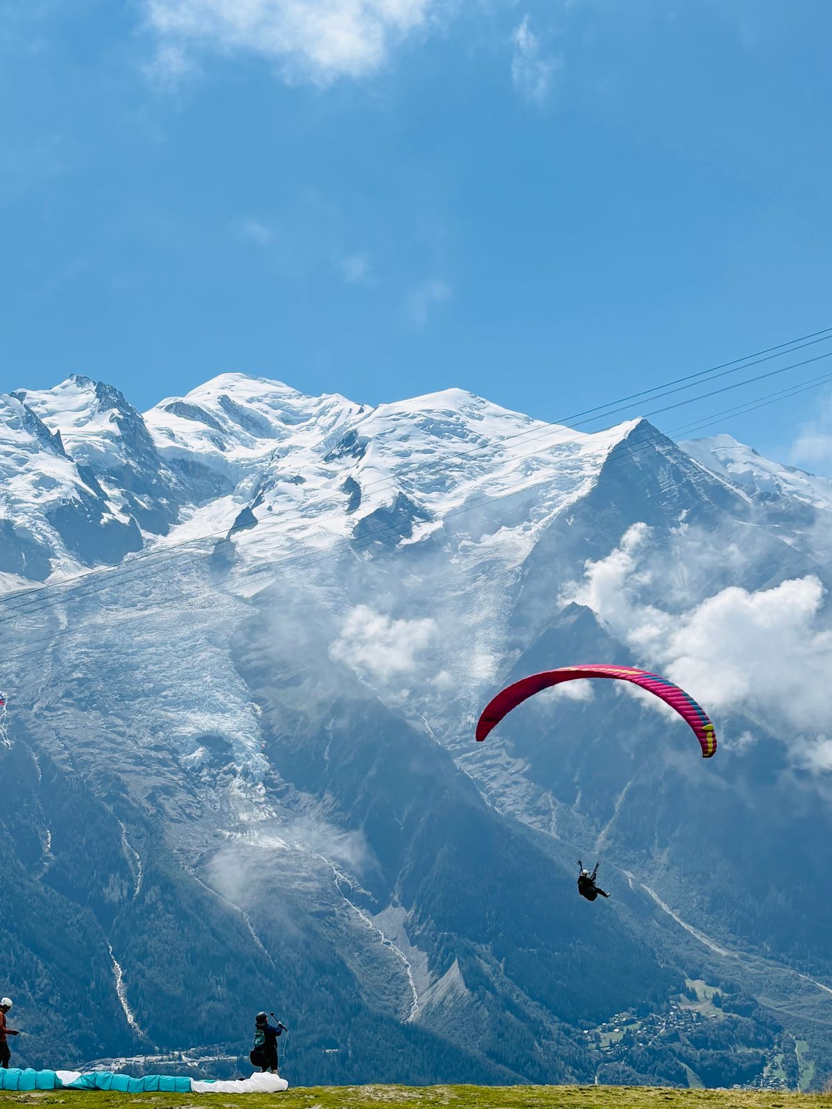 Parapente au-dessus d’un paysage de montagne, photo d’ambiance