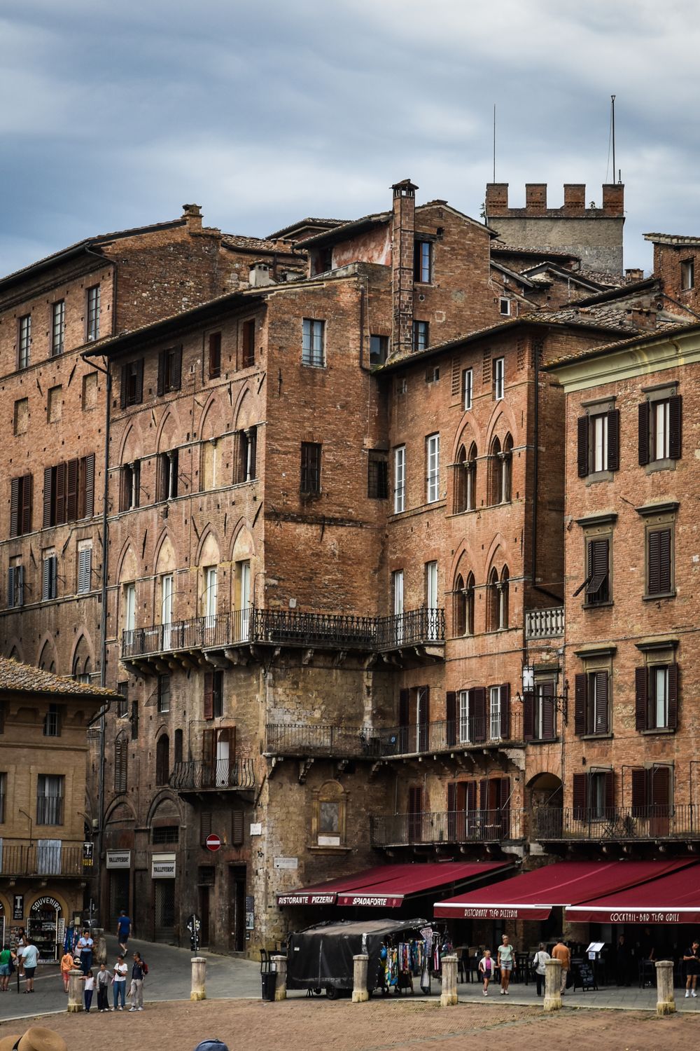 Clădiri istorice din jurul Piazza del Campo din Siena, cu ferestre gotice