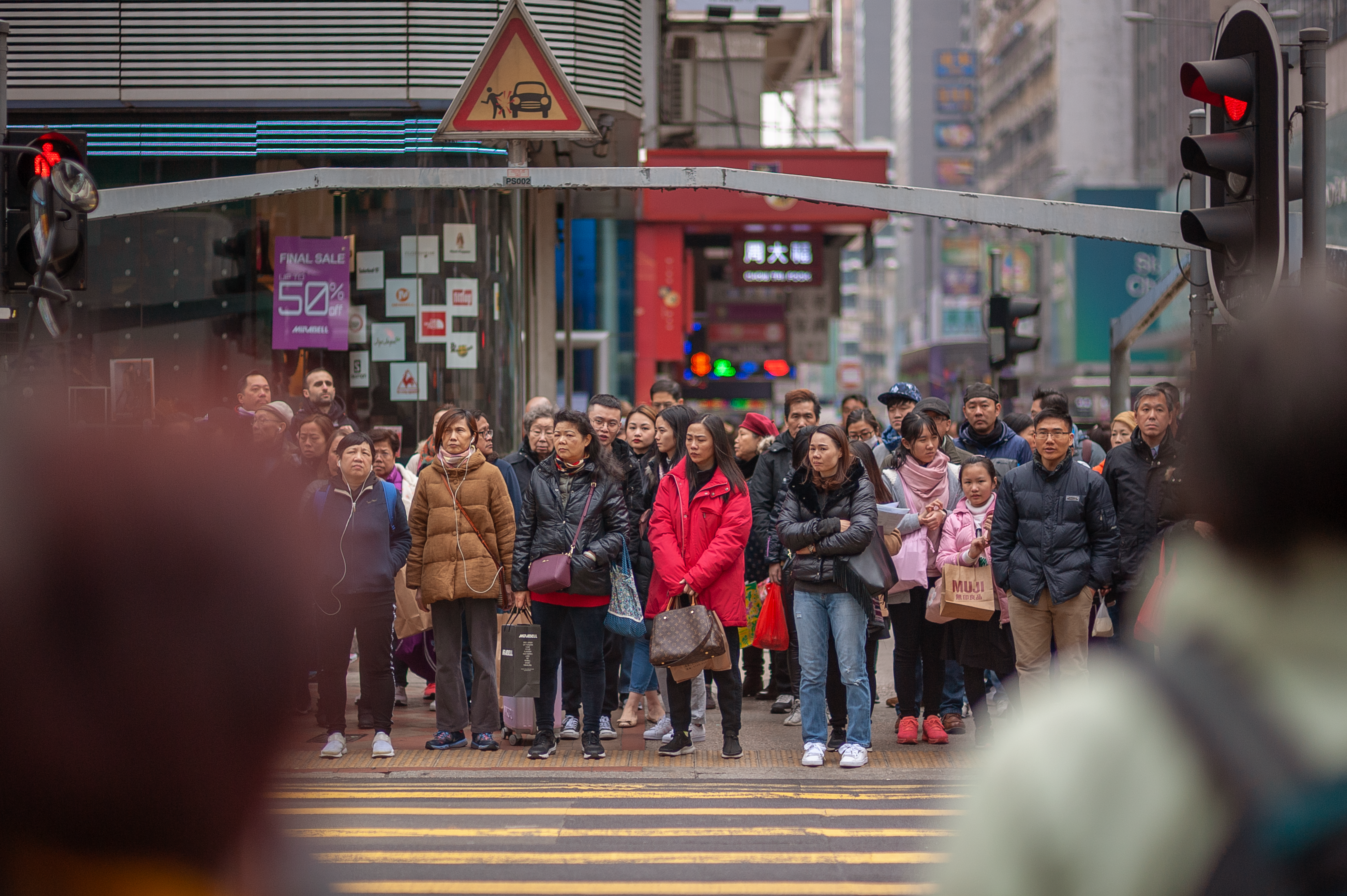Multidão Movimentada Atravessando Na Rua Da Ilha De Hong Kong · Foto ...