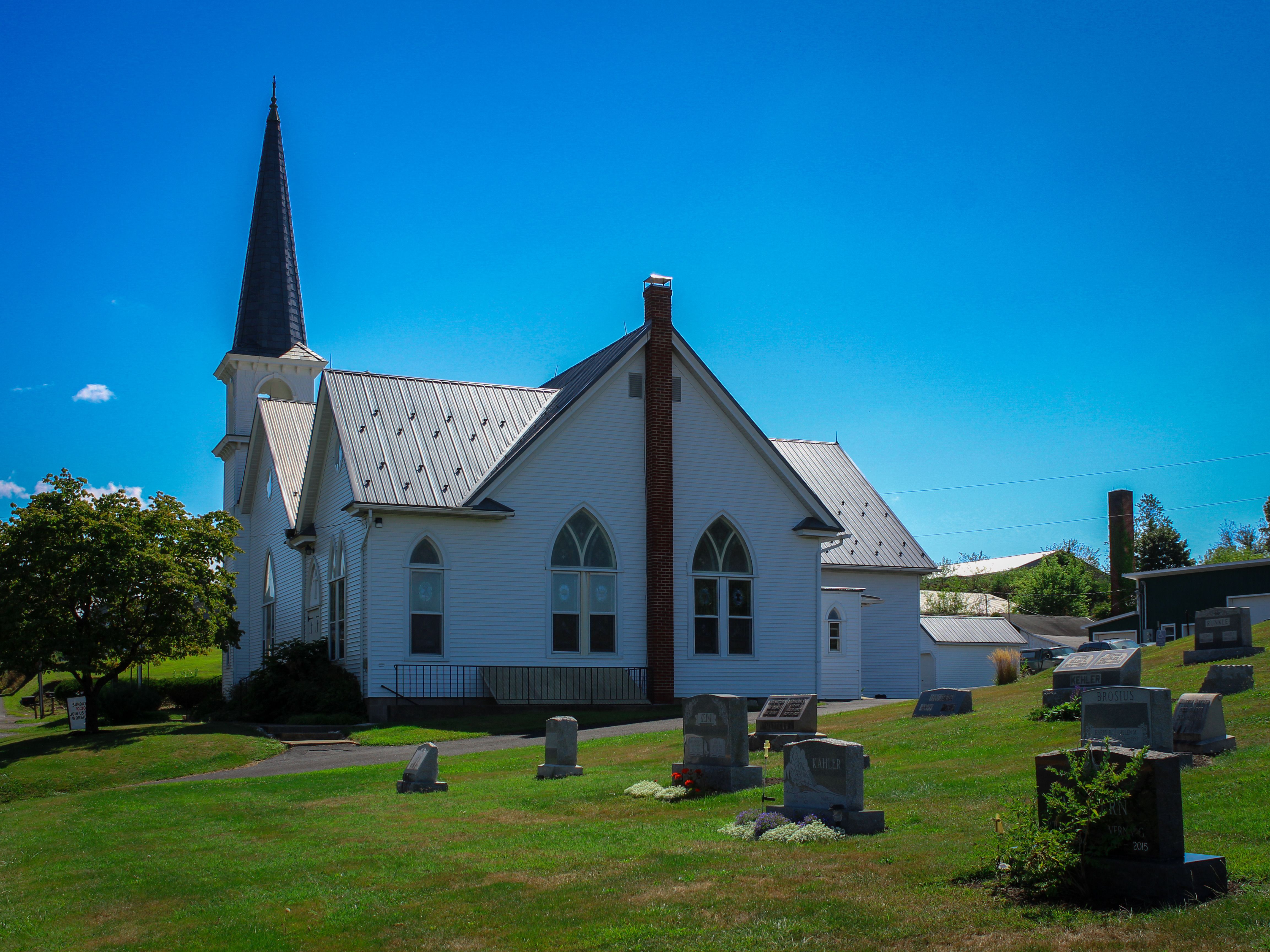Rural Church with Cemetery in Daylight · Free Stock Photo