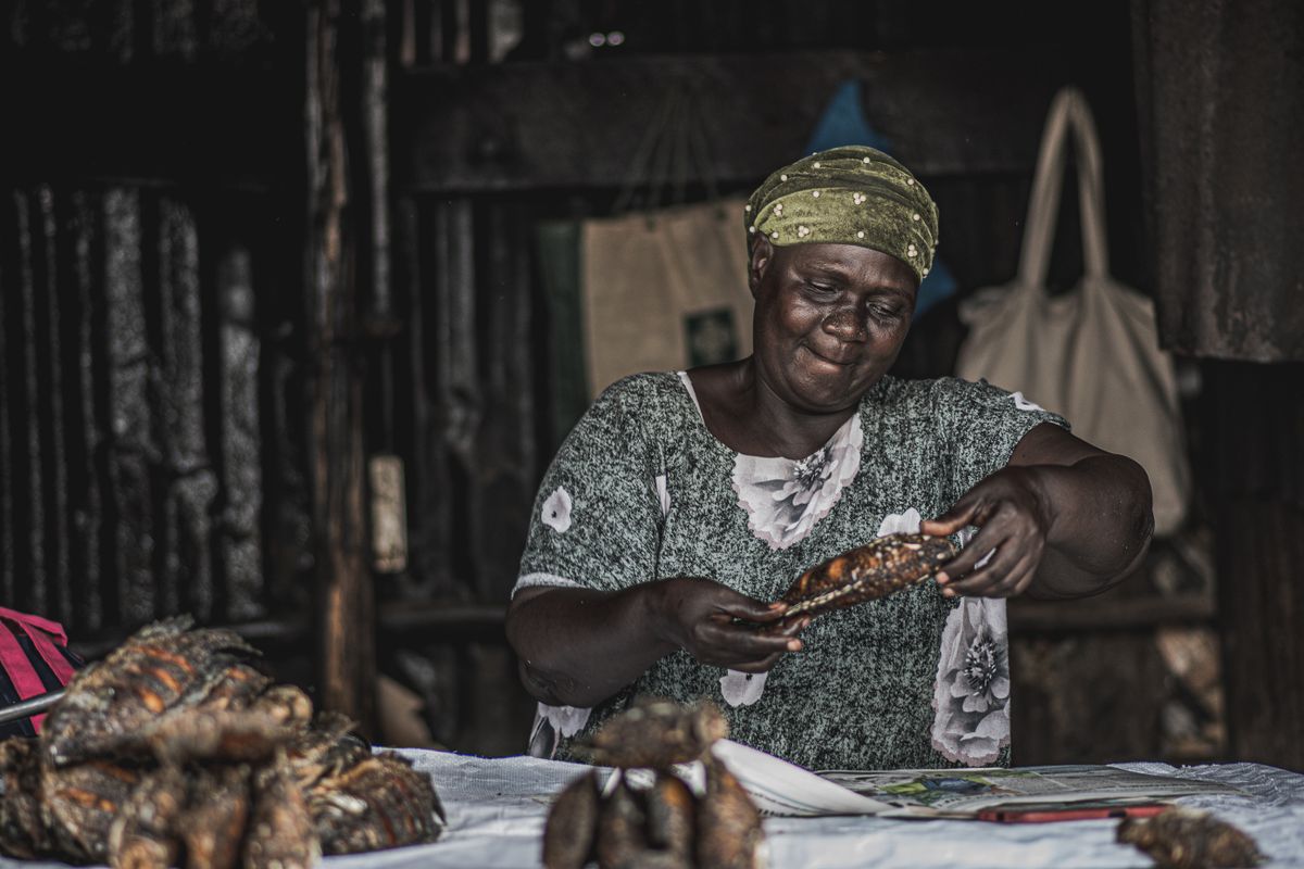 Femme noire vendeuse dans un marché