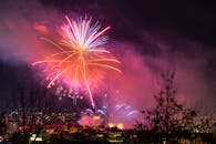 五颜六色的烟花照亮了城市夜空，绚烂夺目