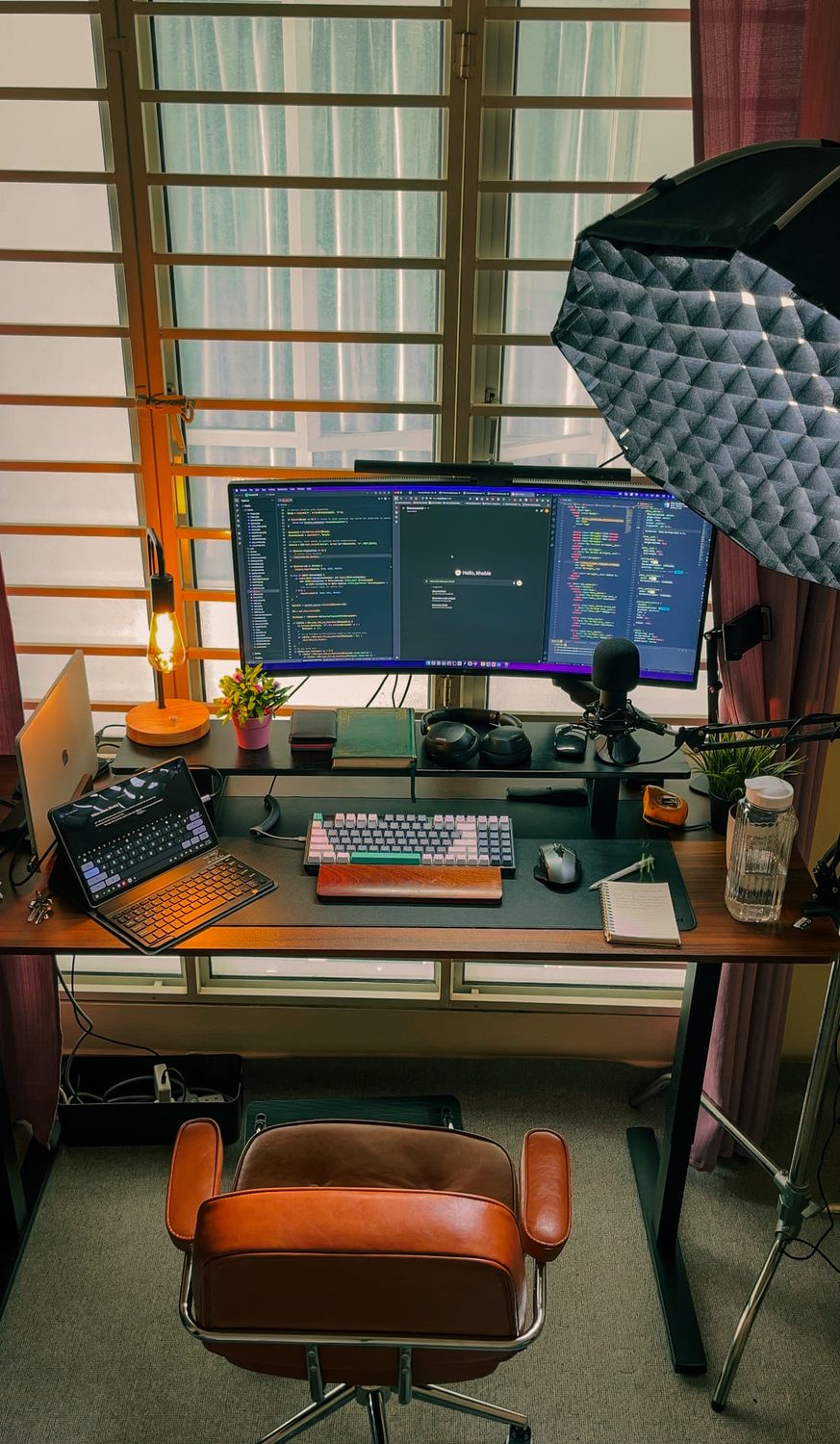 Espace De Travail De Codage Moderne Avec Deux écrans · Photo gratuite