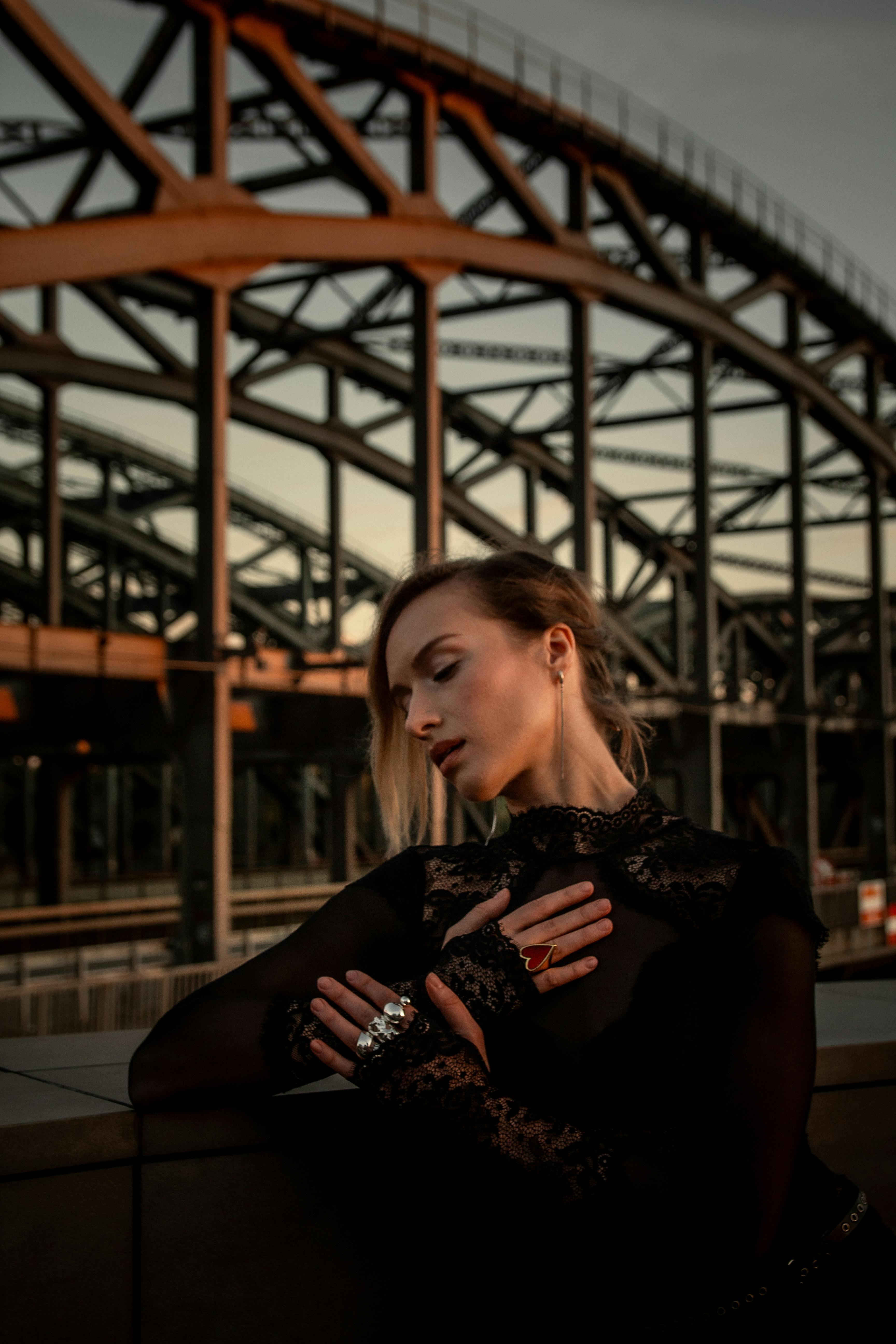 Hamburg'da Köprü ve Kadın