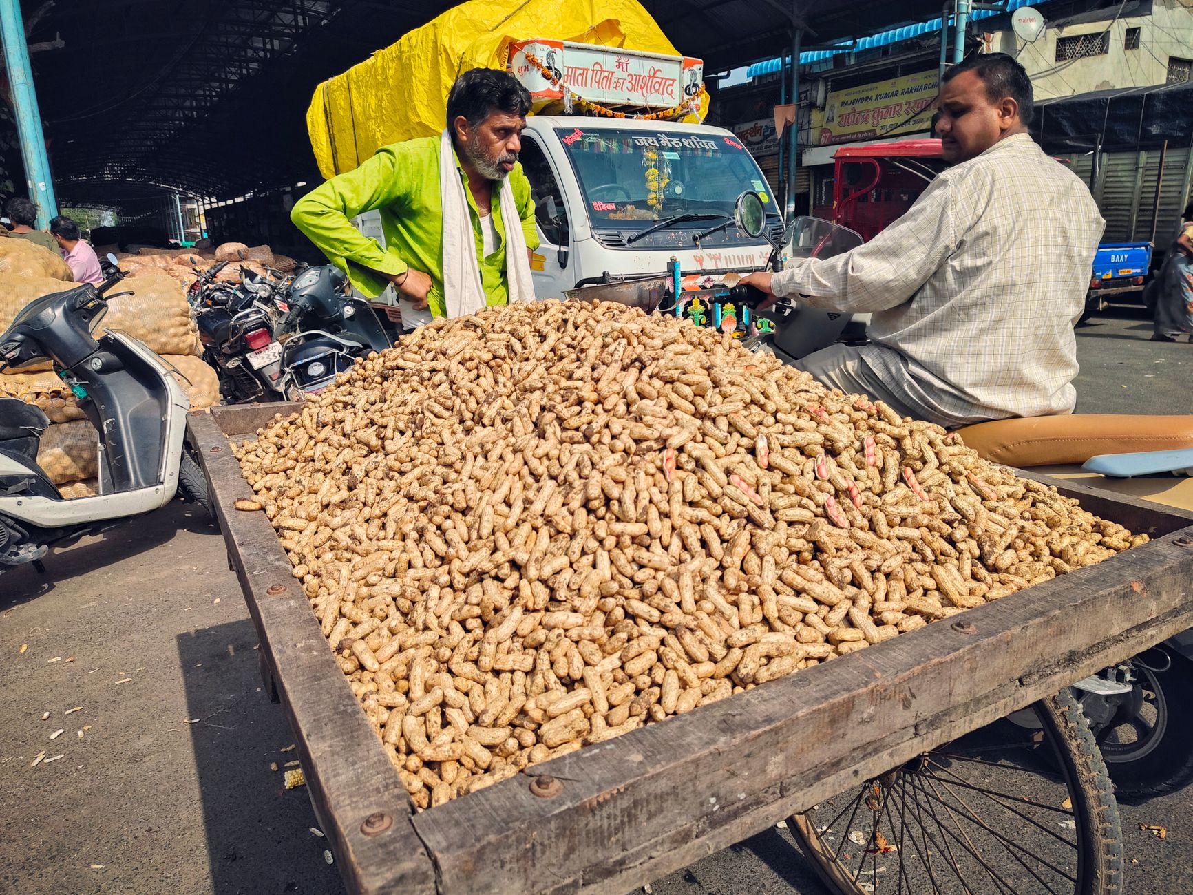 Discover the Flavors of Sarafa Night Food Market Indore — Meet Adda