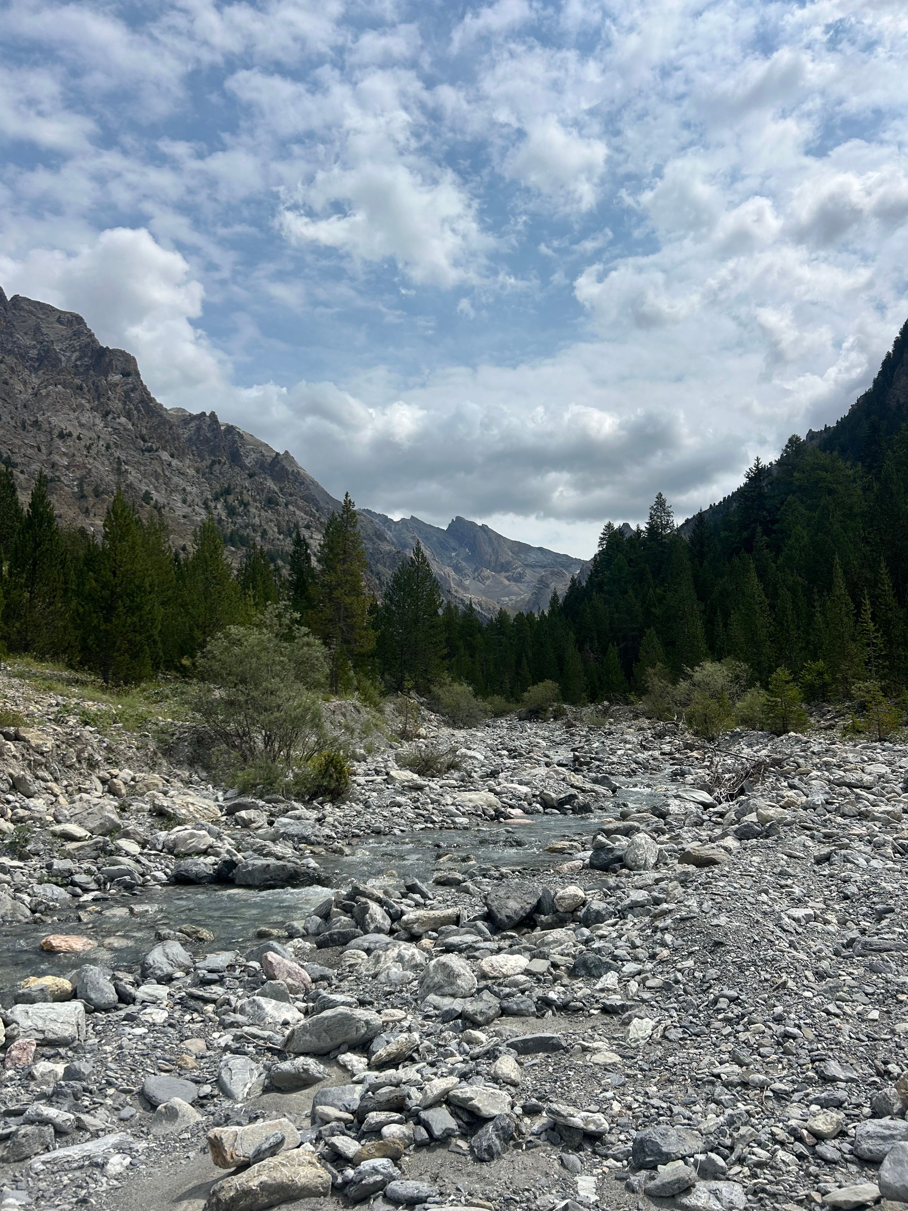 免費 探索寧靜的高山景觀，在廣闊的天空下，欣賞原始的山間溪流和岩石地形。 圖庫相片