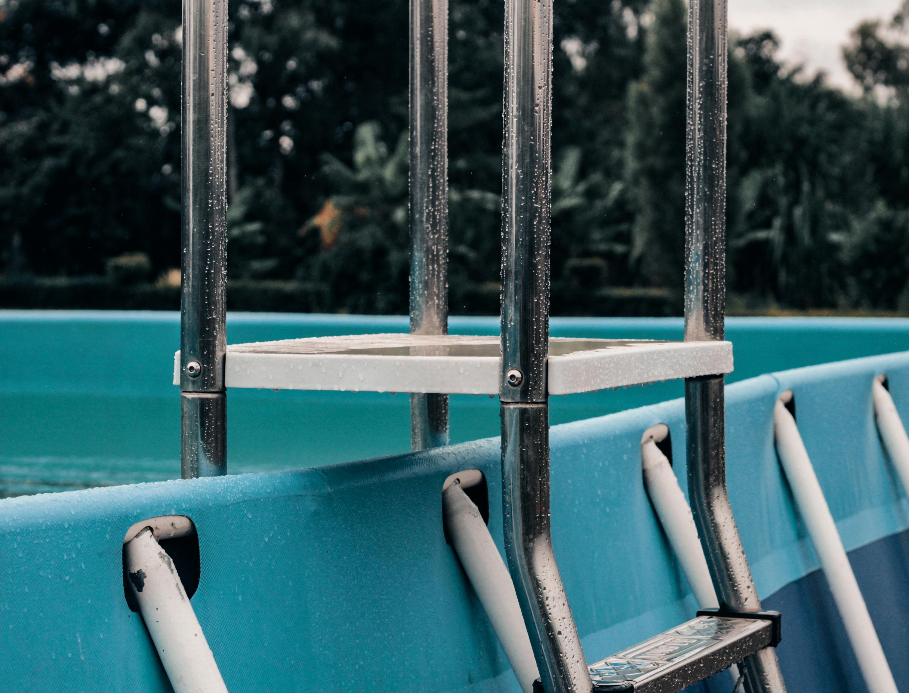 Drewniana drabina prowadząca na antresolę z poręczą