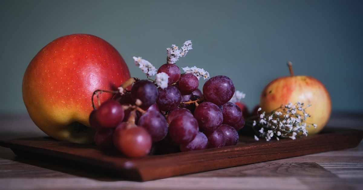 Apple Red Raps Elegant Still Life with Apples and Grapes · Free Stock Photo