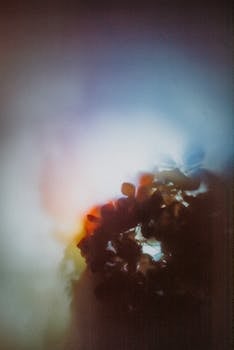 这幅迷人的抽象图像以五颜六色的模糊花朵为特色，营造出梦幻般的效果