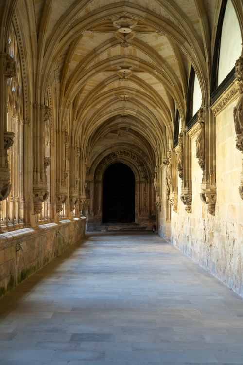 Free Beautiful view of a Gothic cloister with intricate arches and columns. Stock Photo