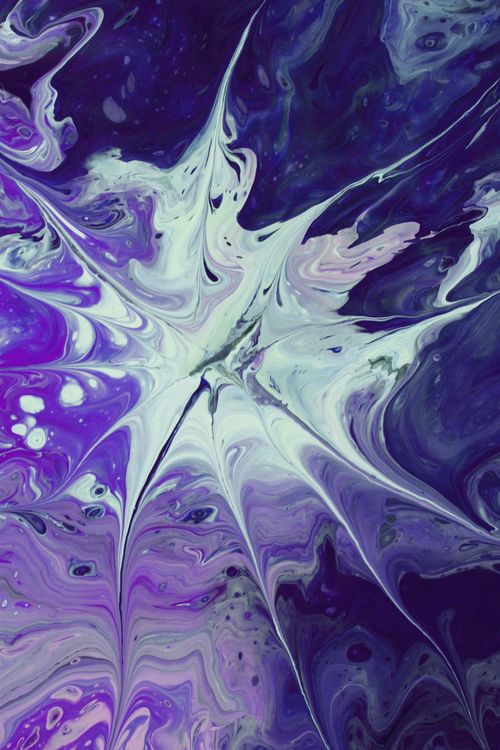 Free Dynamic fluid art painting with purple and white swirls, creating a mesmerizing abstract pattern. Stock Photo