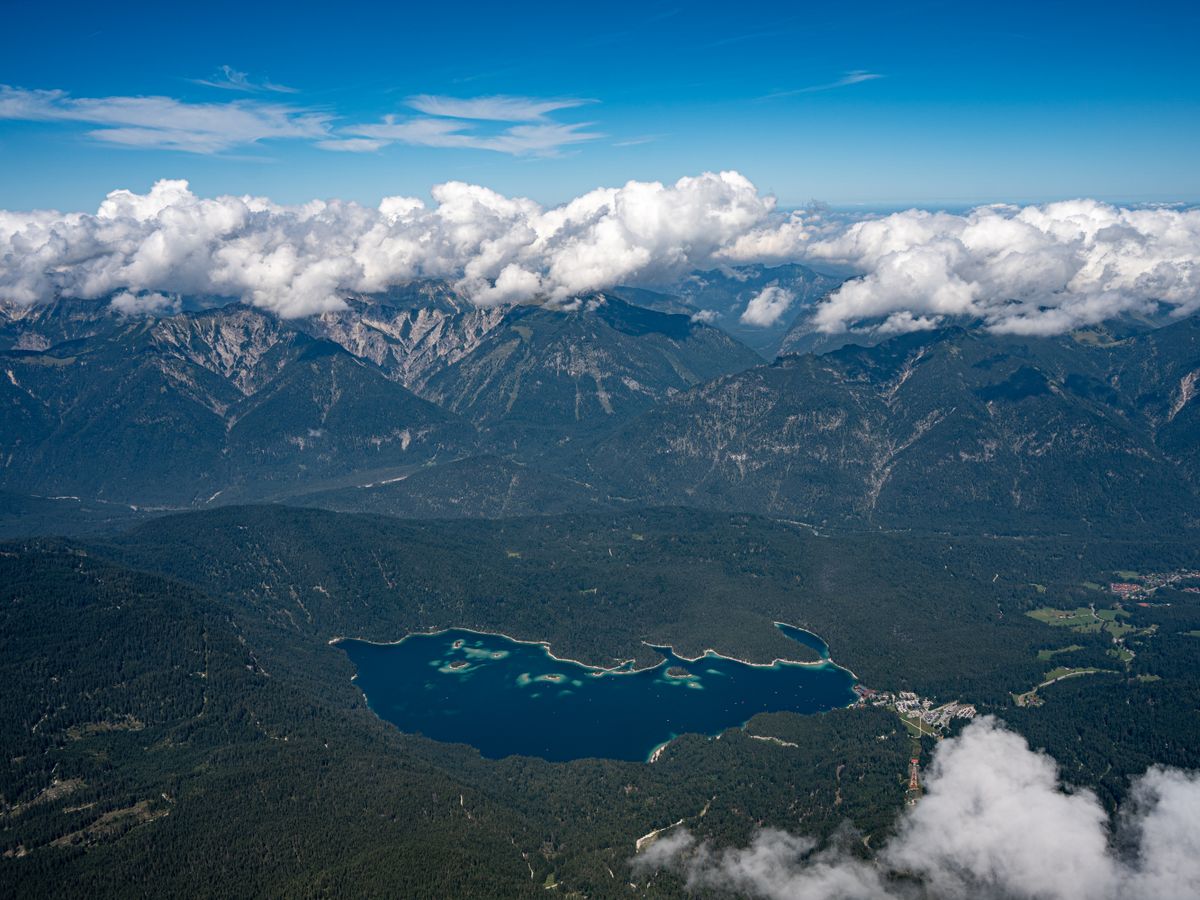 Lac alpin turcoaz sub munti, vazut din aer