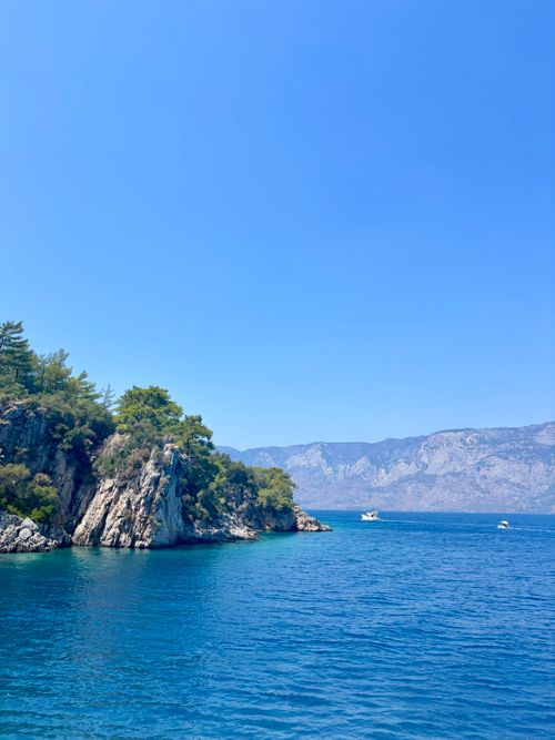 Free Breathtaking coastal landscape in Muğla, Türkiye, featuring clear blue waters and rocky cliffs. Stock Photo