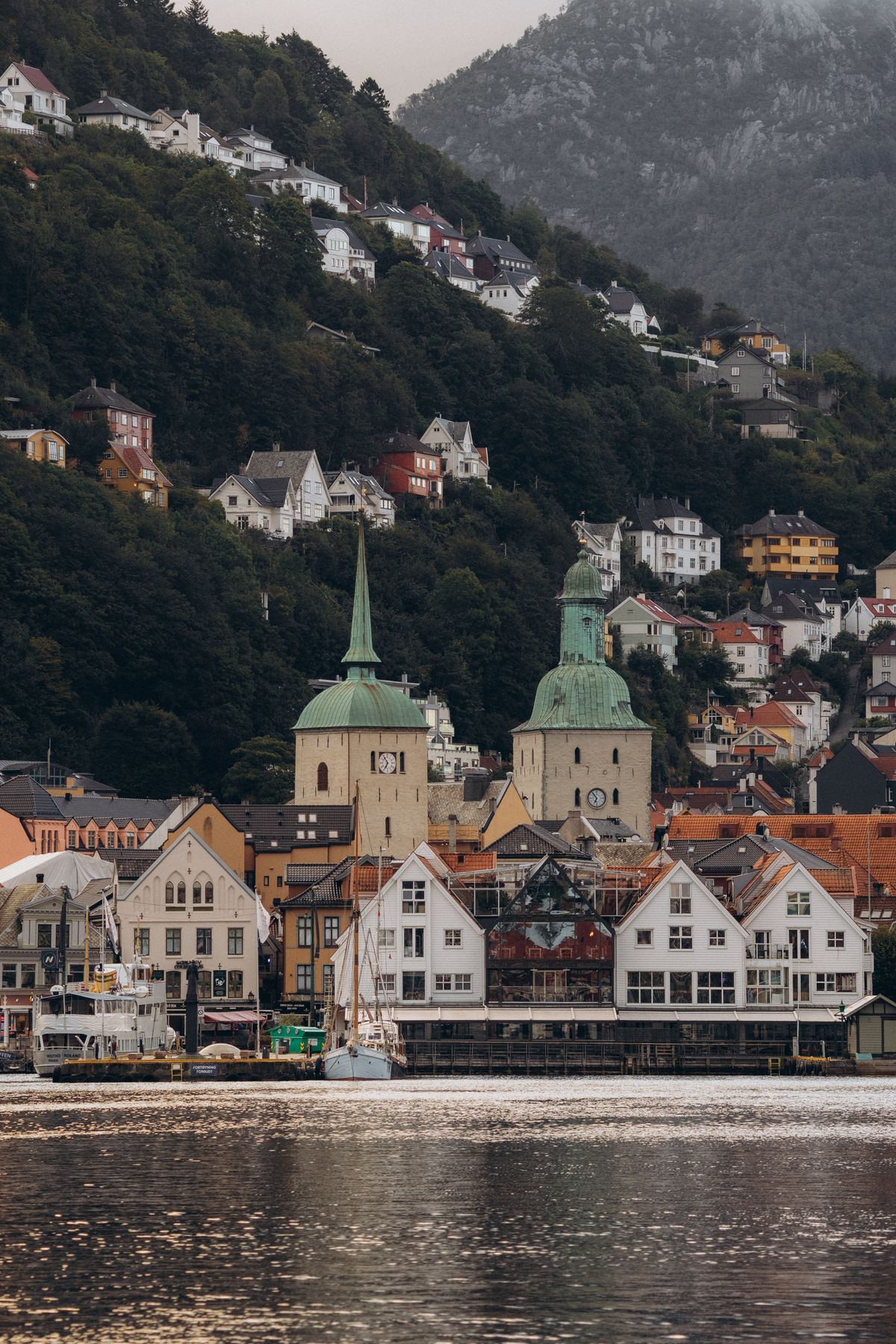 Kolorowe budynki na nabrzeżu w Bergen z widokiem na fiord