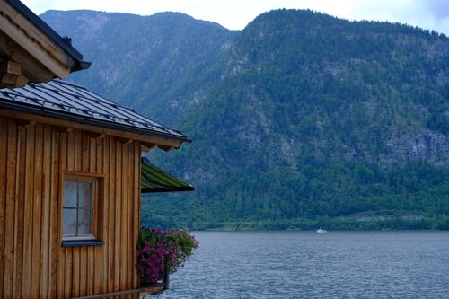 Free Charming wooden house by Hallstatt lake with stunning mountain views, perfect for travel imagery. Stock Photo