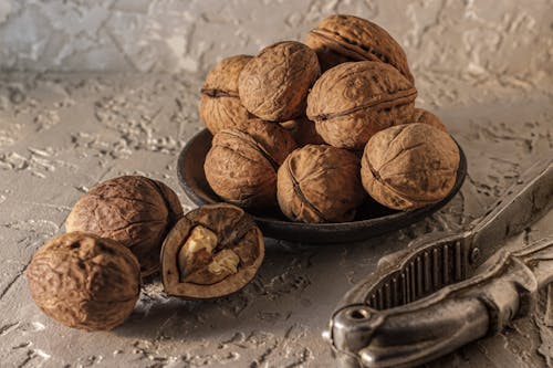 Kacang Almond Coklat Di Tekstil Putih