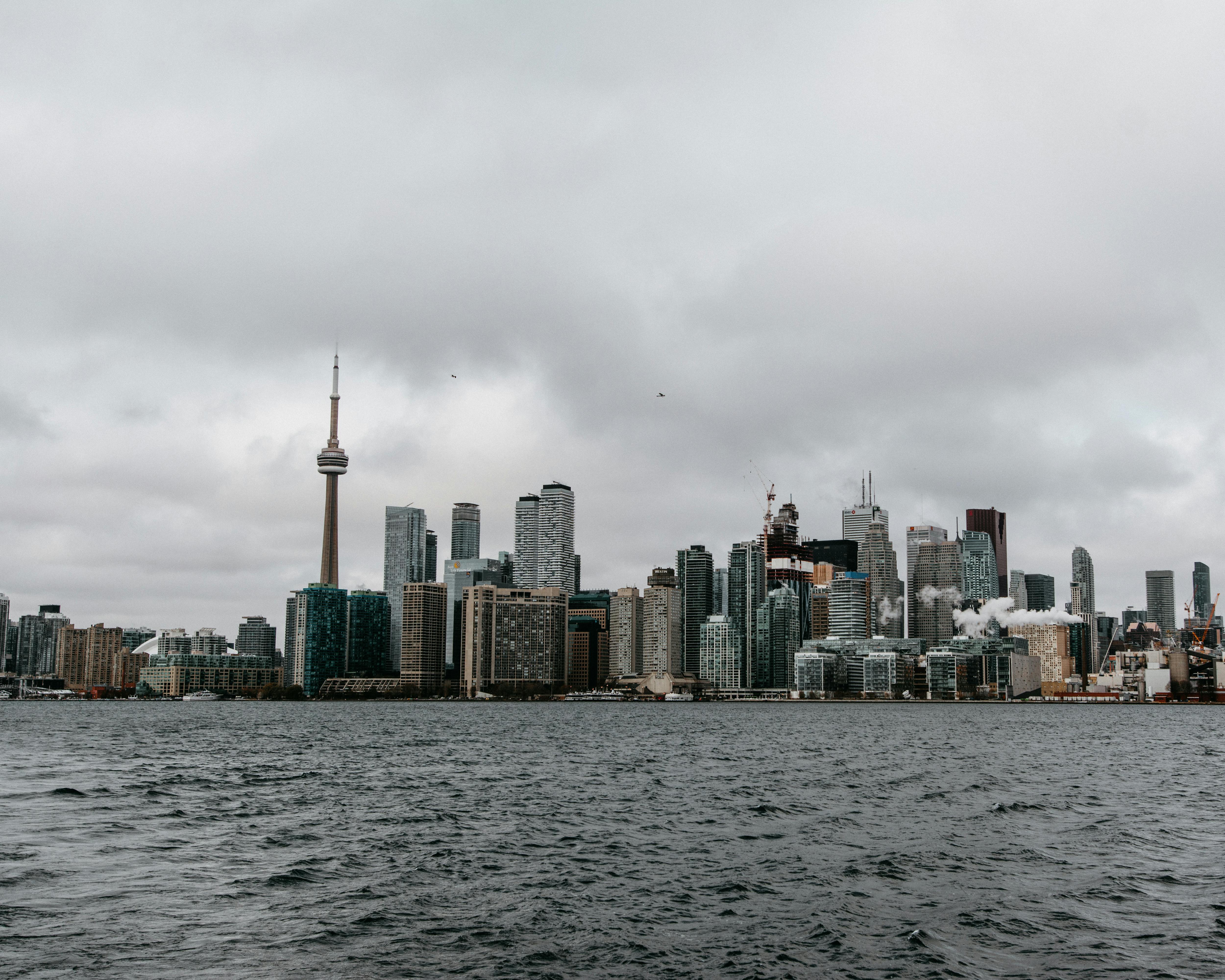 Person trinkt Wasser neben einem alkoholischen Getränk