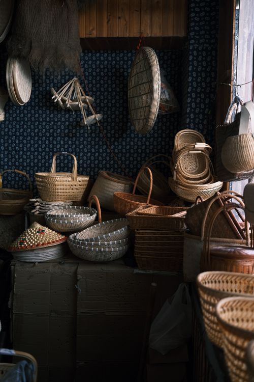 Free Charming collection of various wicker baskets in a quaint shop setting, exuding a rustic vibe. Stock Photo