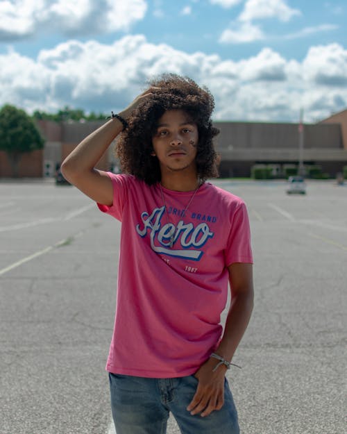 Homem Com Camiseta Rosa Com Gola Redonda Em Pé Ao Ar Livre