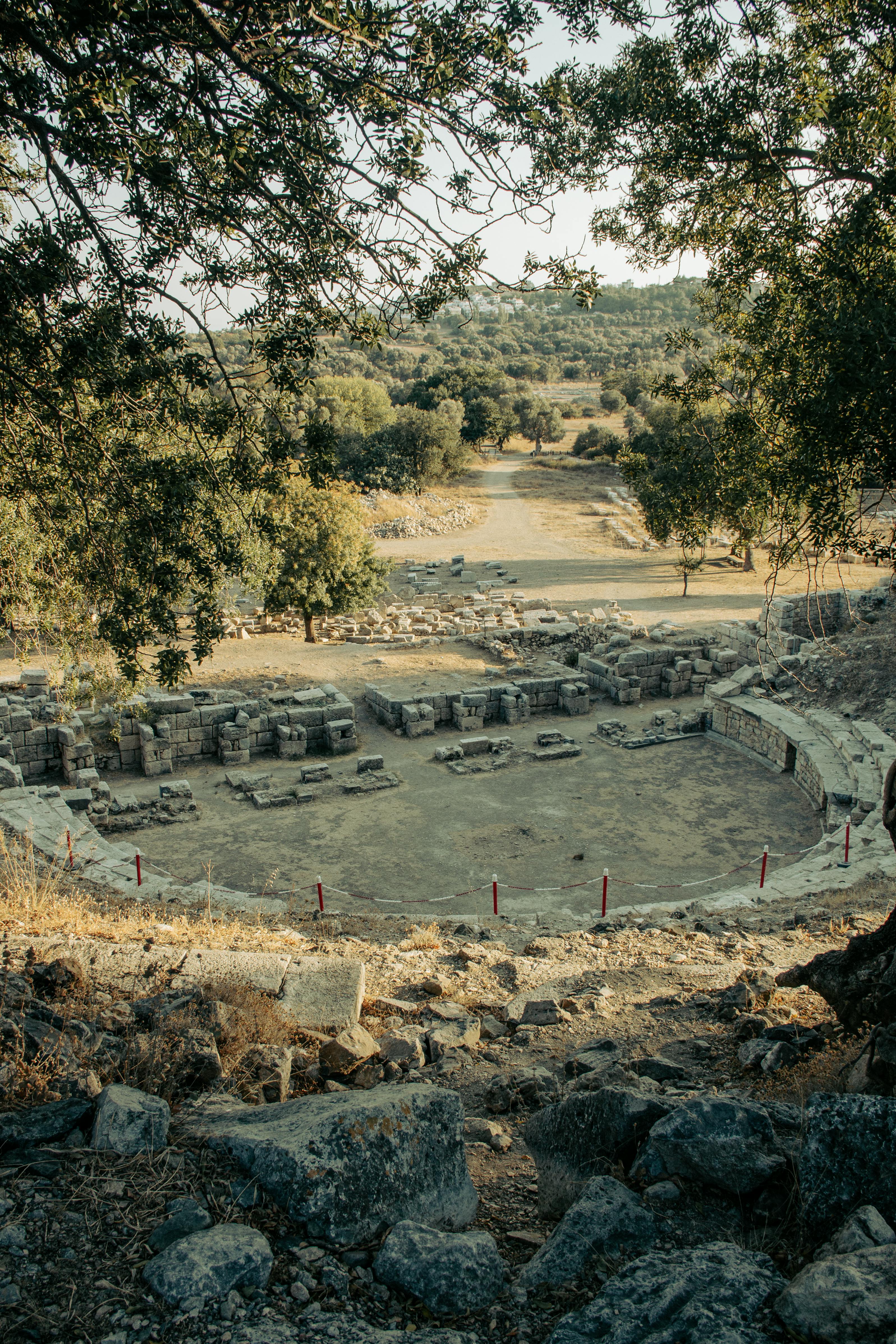 Gratis Vista di uno storico anfiteatro in pietra circondato da uno scenario naturale. Foto a disposizione