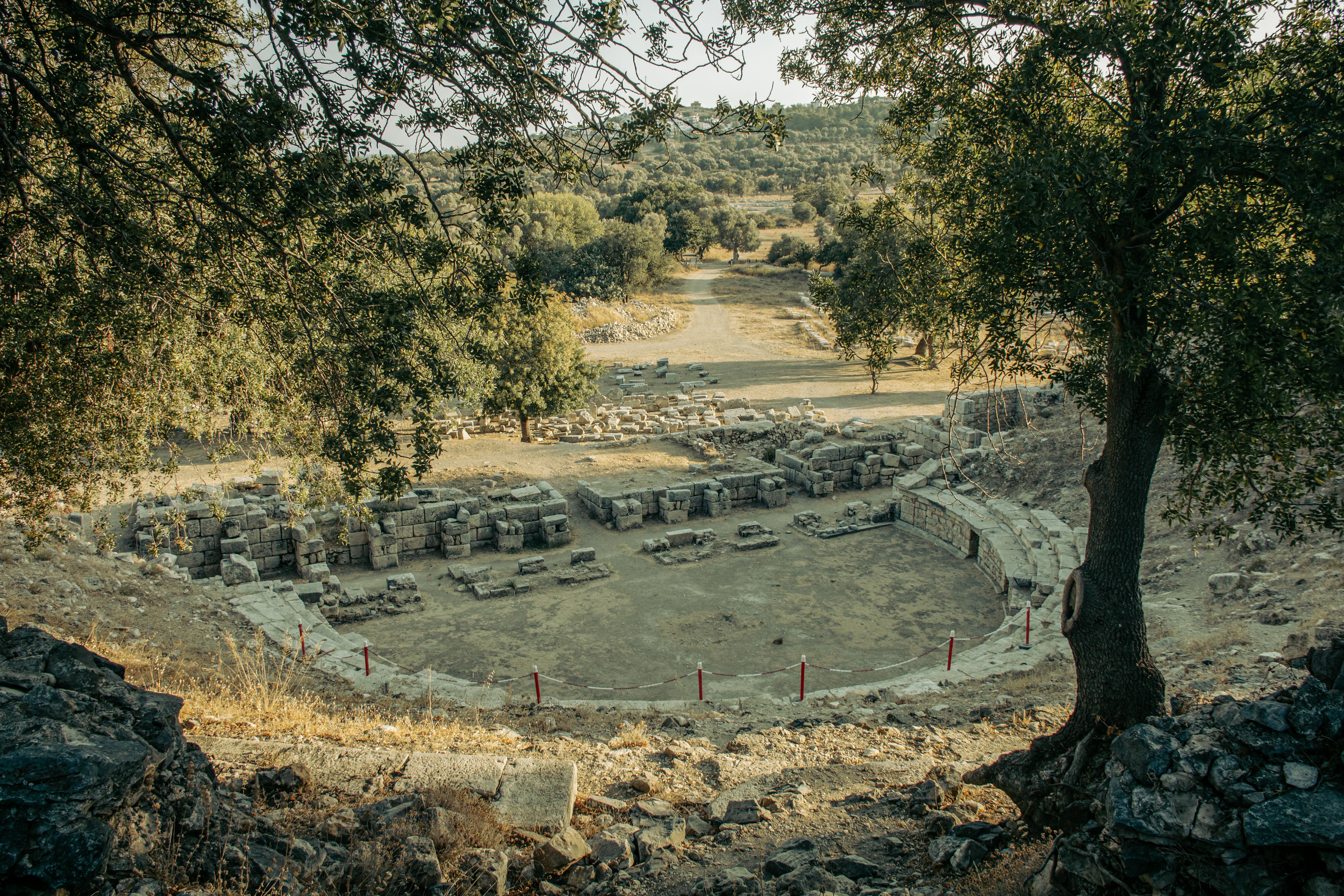 common:alt.prefix Explorez la beauté rustique des ruines d'un ancien amphithéâtre nichées dans un paysage luxuriant et serein. common:alt.postfix