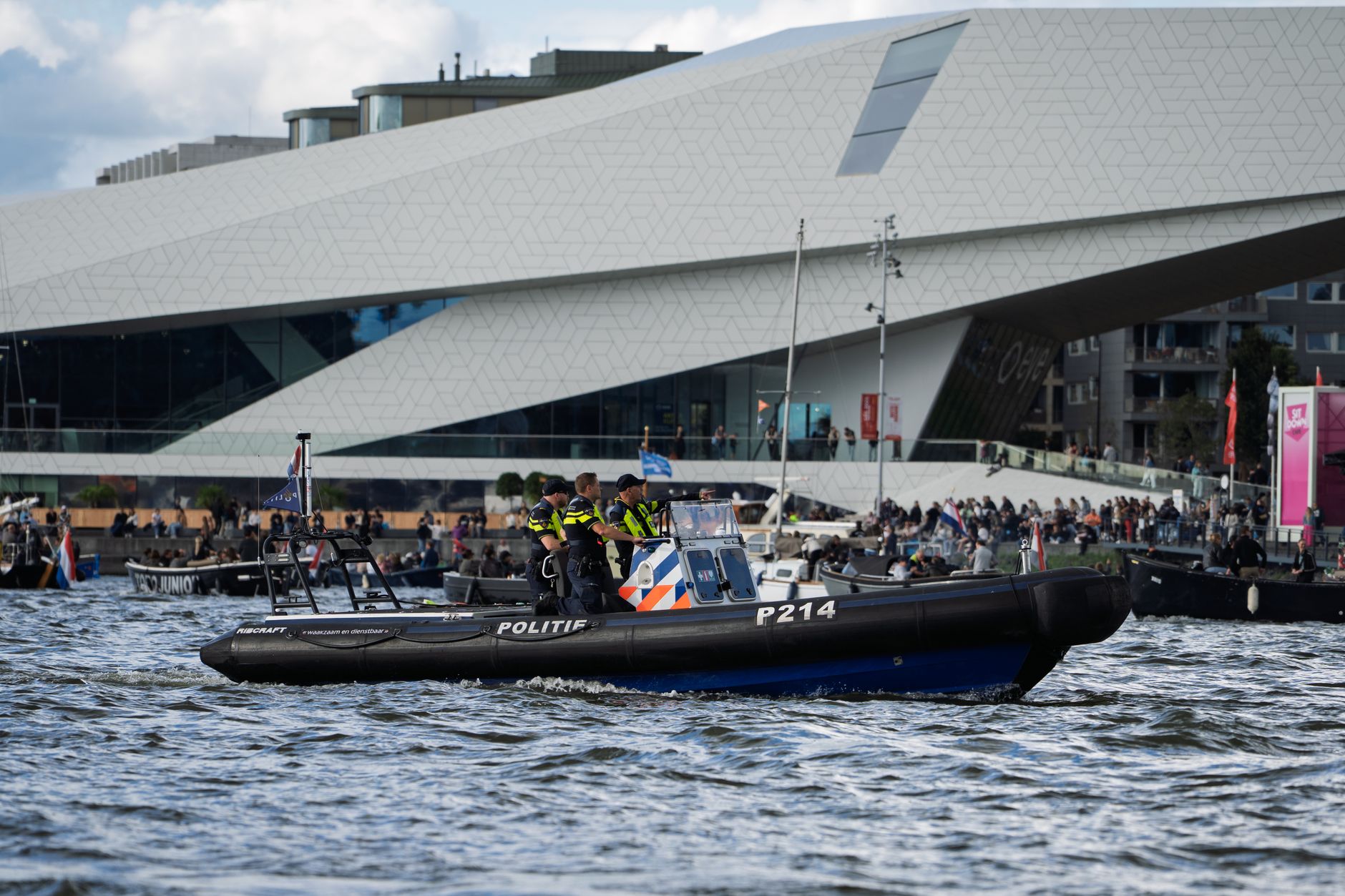 Hollanda'da kundaklanan bina önünde polis ekipleri