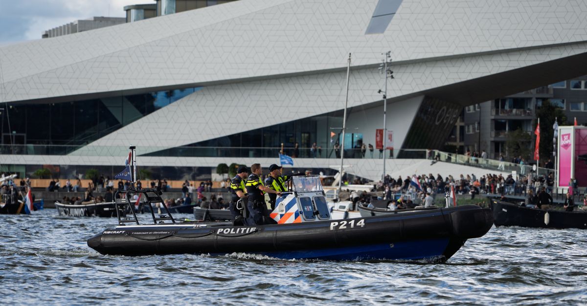 Cảnh sát Vancouver thu giữ súng, ma túy từ thuyền trên False Creek