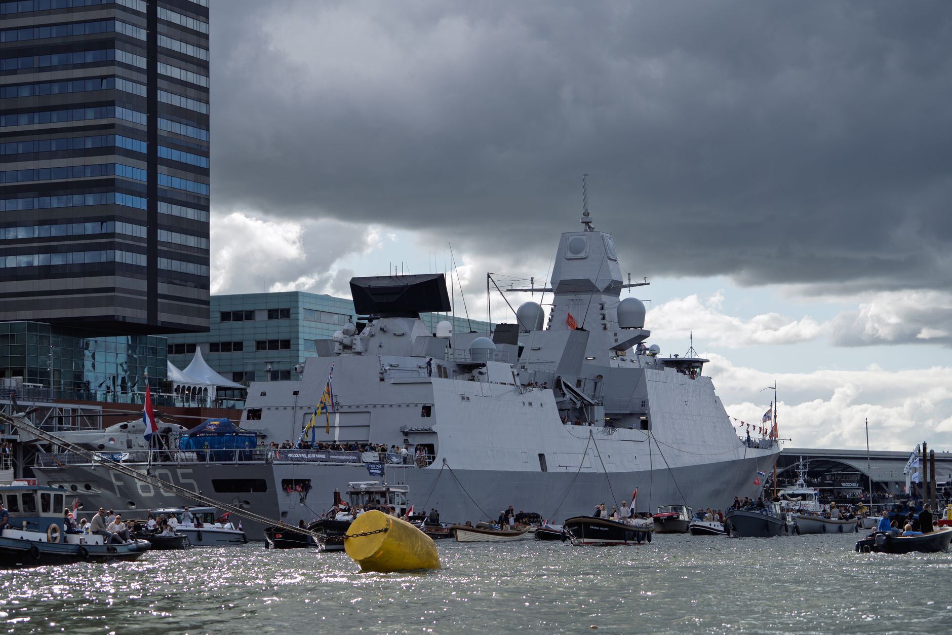 Hollanda savaş gemisi denizde