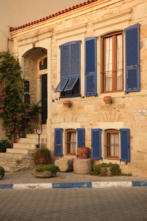 Free Cozy stone house with traditional blue shutters in the heart of İzmir, Türkiye. Stock Photo