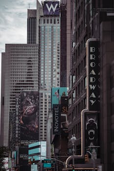 时代广场的动态城市场景，以其标志性的百老汇招牌和高耸的摩天大楼为特色