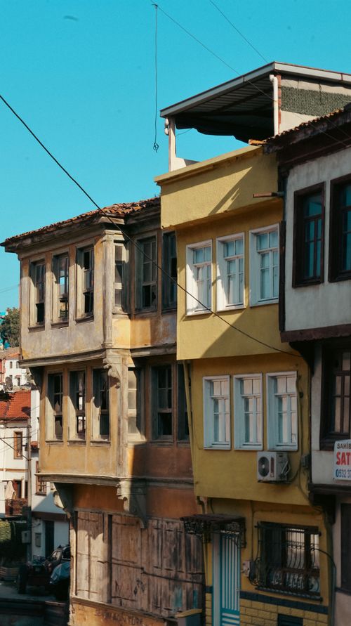 Free Colorful historical houses with traditional architecture in Bursa, Türkiye on a sunny day. Stock Photo