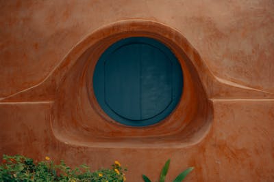 Airbnb's Refund Dilemma: When Conflict Grounds Travel Plans