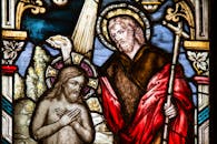 这幅彩色玻璃艺术品以鲜艳的色彩描绘了详细的圣经场景