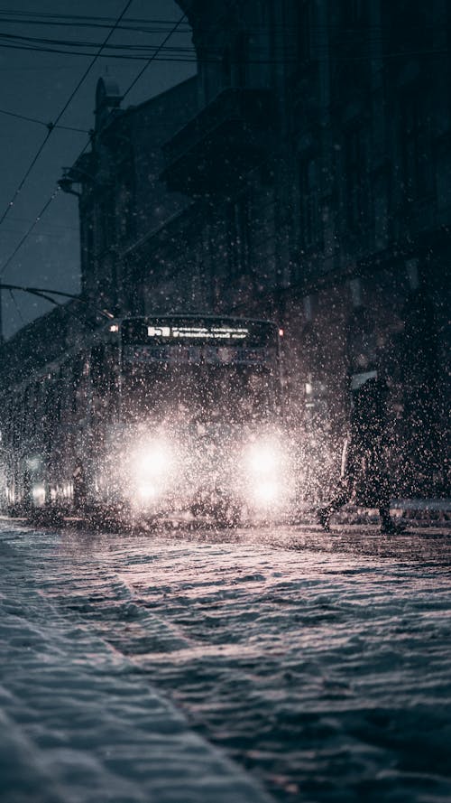 Person, Die Vor Einem Bus Geht