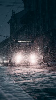 冬季夜间降雪覆盖城市街道，增强了城市氛围