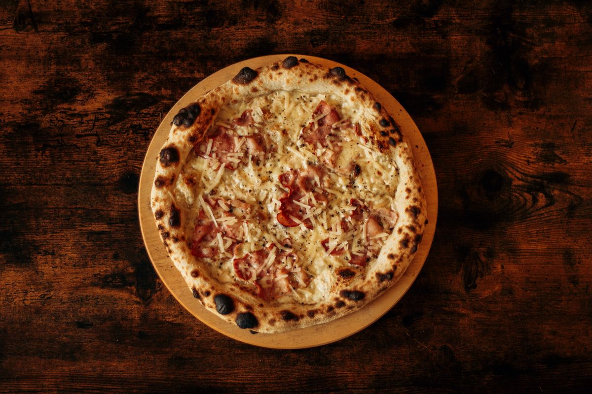 Pizza bacon-cheddar sur base fat-head à l'amande