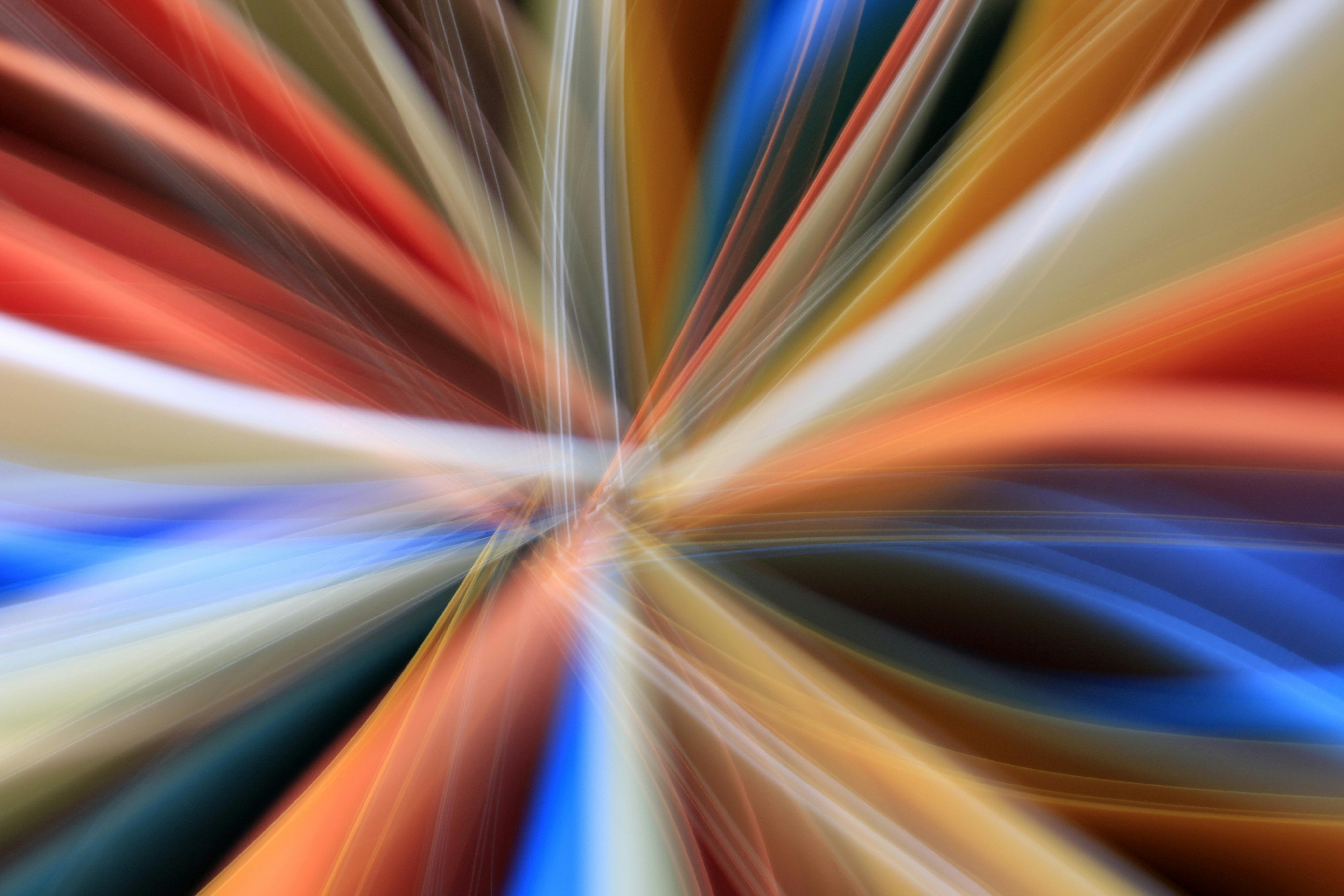 grátis Imagem abstrata dinâmica de raios de luz vibrantes criando uma sensação de movimento e energia. Foto profissional