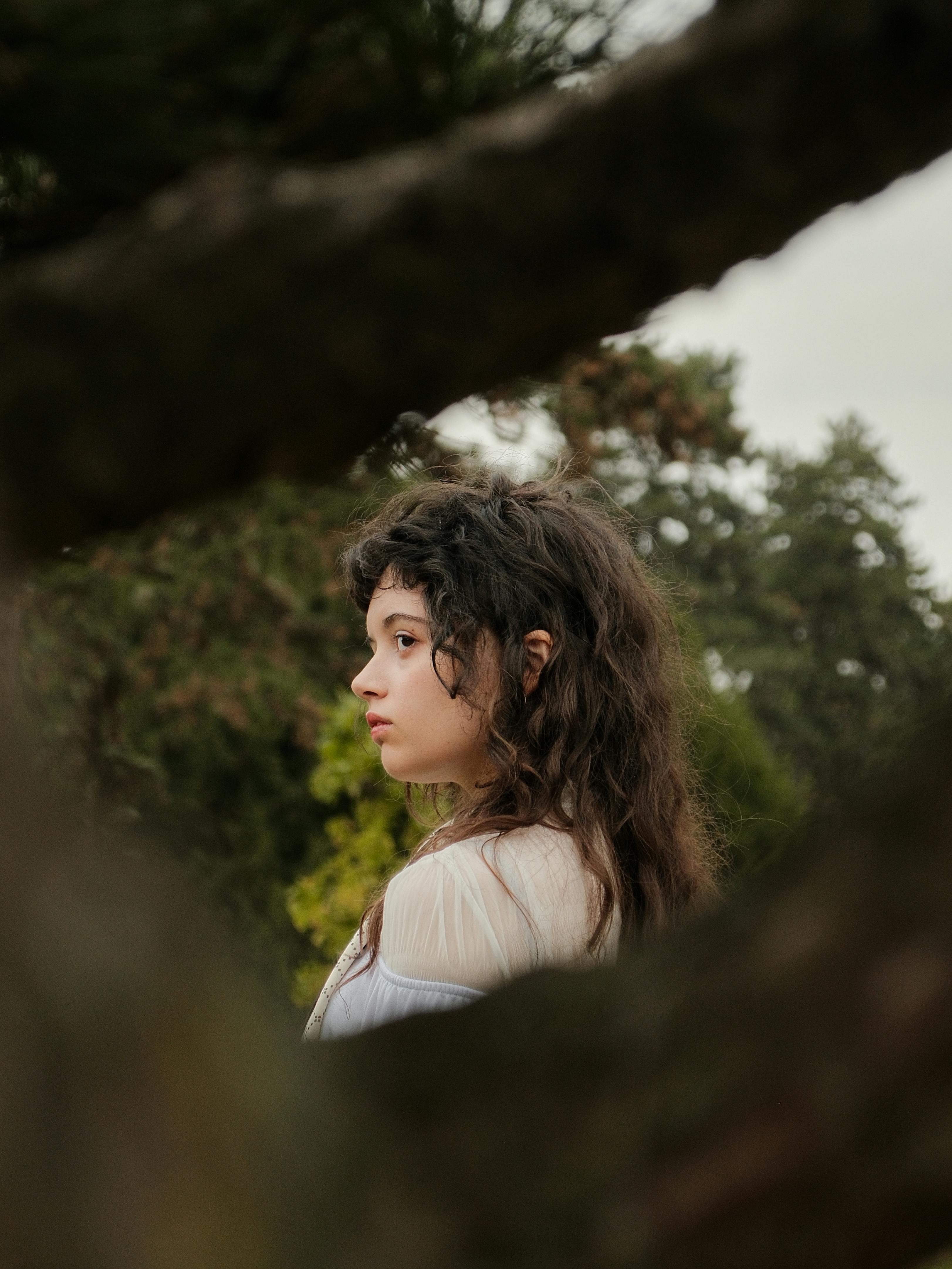 Side view portrait of a person surrounded by lush greenery in Düsseldorf.