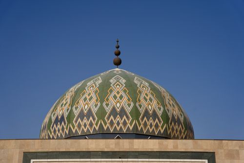 Free Captivating geometric patterns on a mosque dome in Riyadh, Saudi Arabia against a clear blue sky. Stock Photo