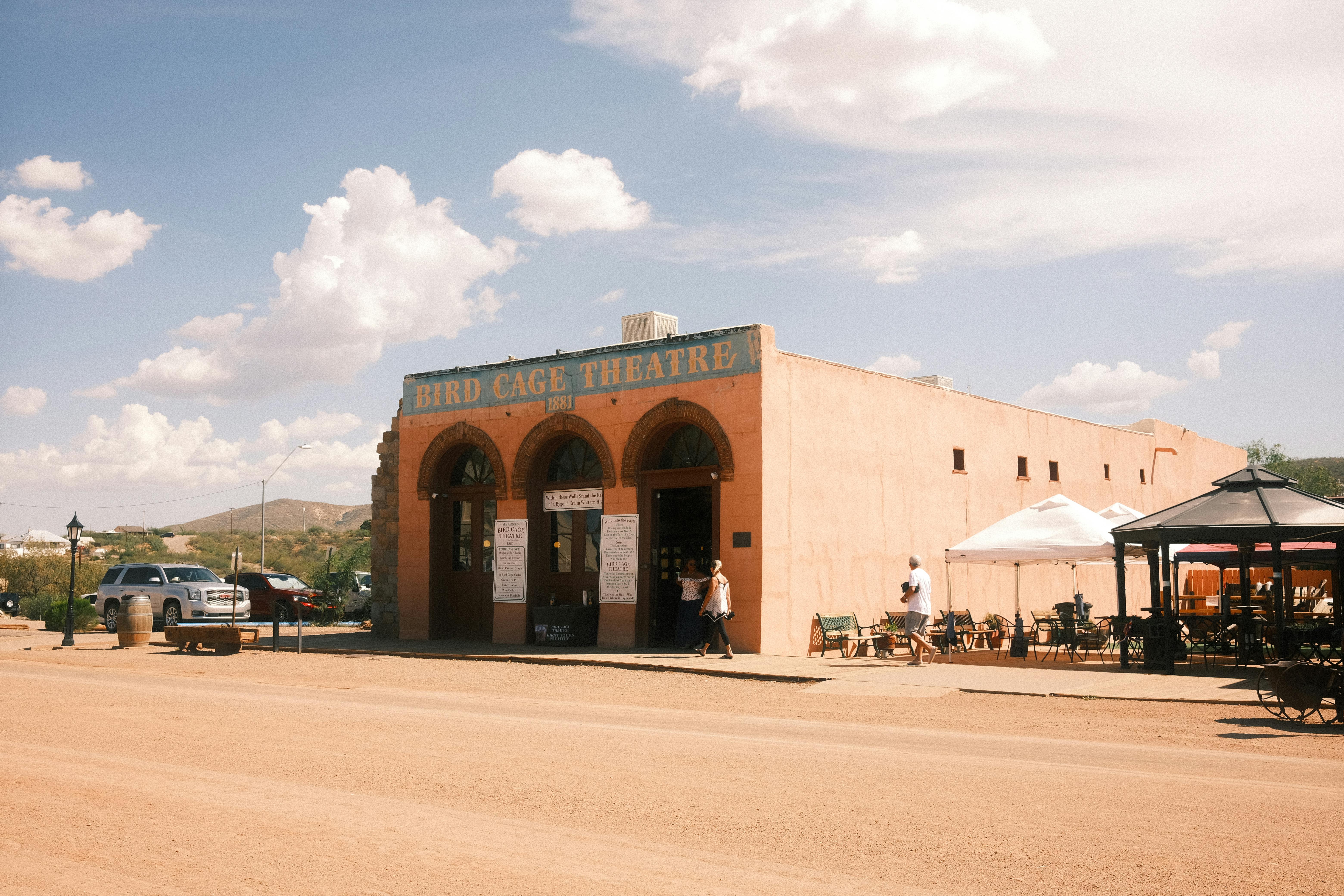 Ücretsiz Arizona, Tombstone'daki Bird Cage Tiyatrosu'nun Vahşi Batı cazibesini yansıtan dış görünümü. Stok Fotoğraflar